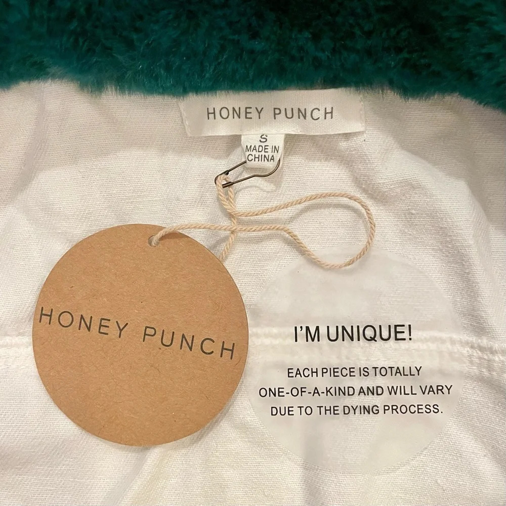 Honey Punch Women’s White Distressed Denim Jacket w/ Green Fur Collar Size Small - Picture 14 of 16